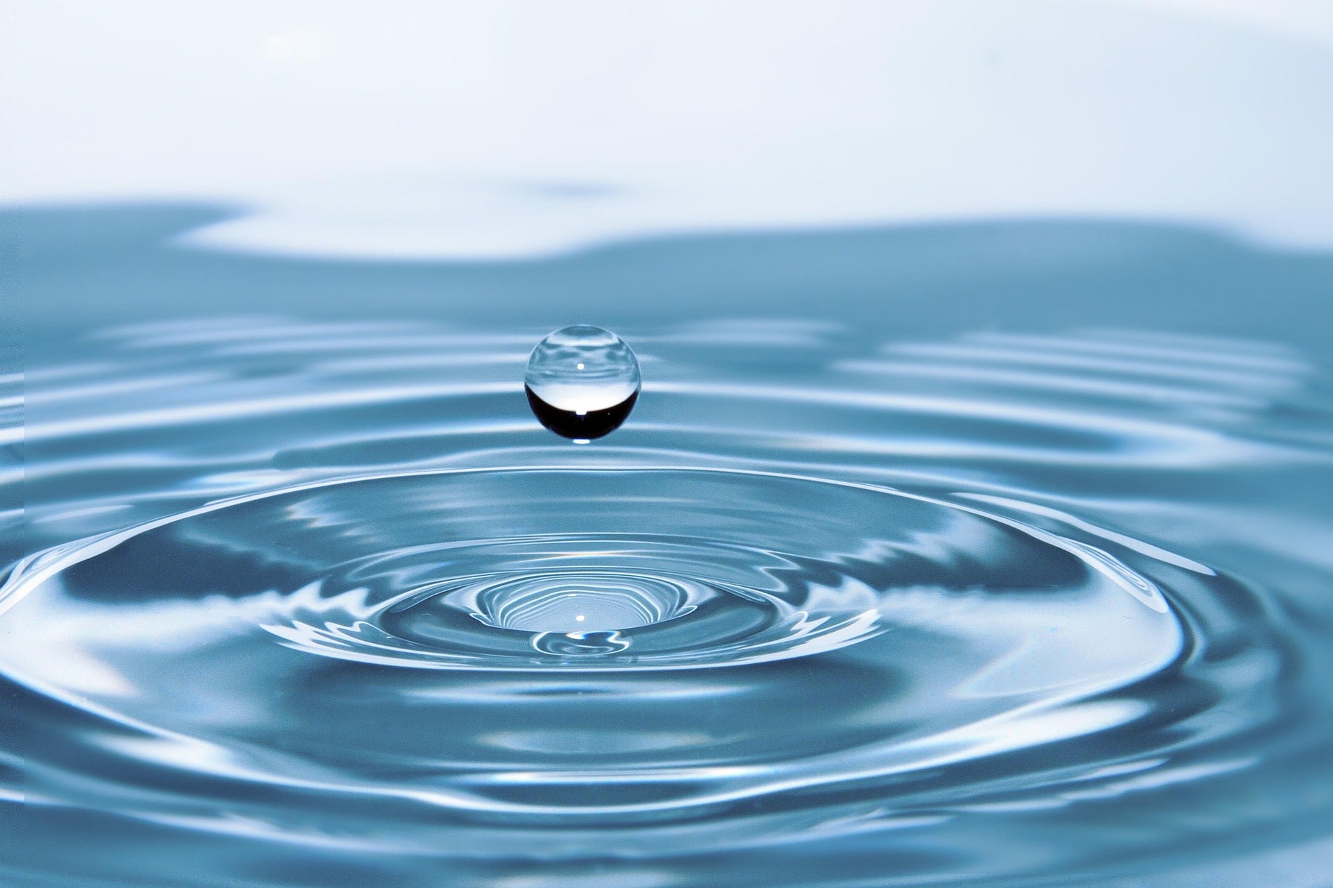 ronymichaud-drop-of-water-578897_1920.jpg